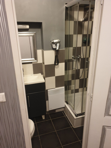 Bathroom 4, L, Cher