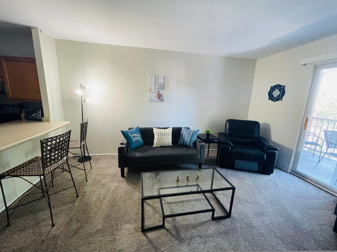 Room 4, Charming 2BR 2B in Elkins Park Parking Pool, Montgomery