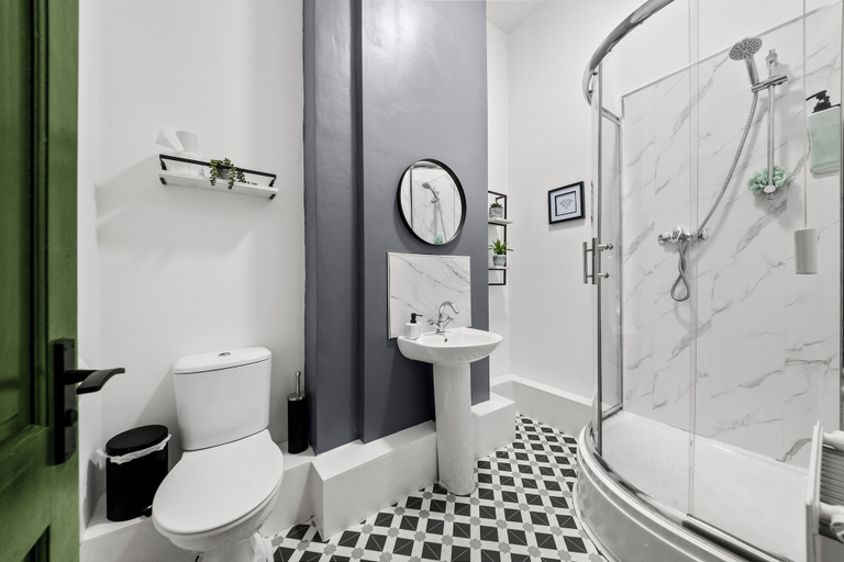 Bathroom 2, 3 Bed Flat - Sleeps 7 - Parking - Wifi, Birmingham