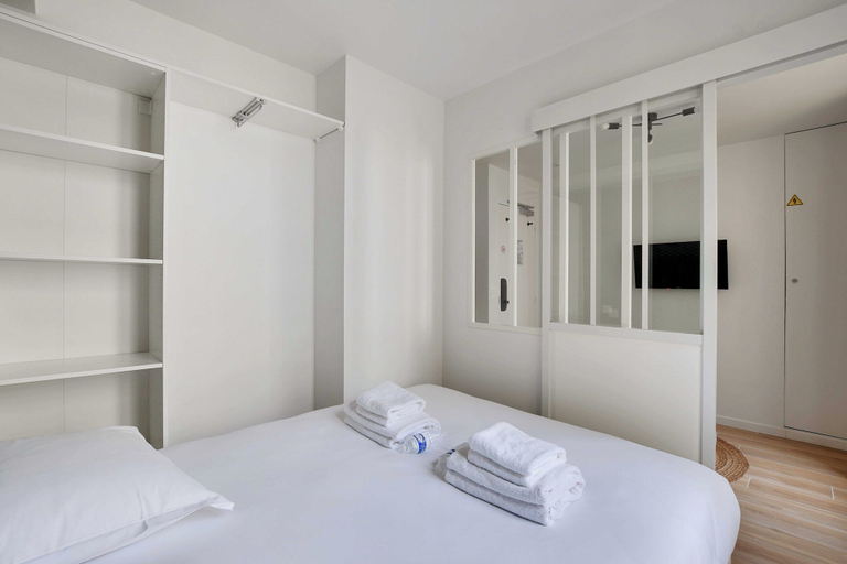Bedroom 2, Cosy and Bright Little Apartment - Menilmontant, Paris