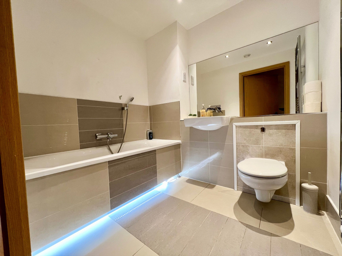 Bathroom 4, Modern 2-bed Dartford - Free Parking & Fast Wifi, Kent