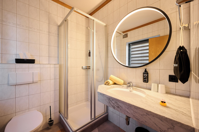Bathroom 4, Boutique house happYellow, Zell am See
