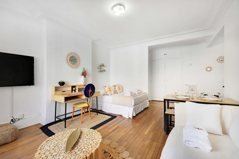 Bedroom 3, Charming Apartment -4p- Near Arc de Triomphe, Paris