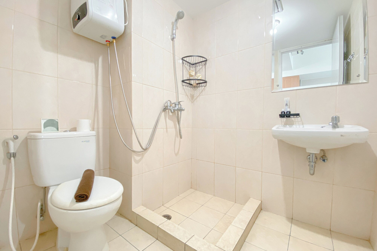 Bathroom, Good Location And Cozy Studio At Springlake Summarecon Bekasi Apartment, Bekasi