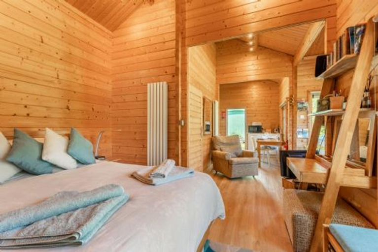 Room 2, Host Stay Violet Lodge, Norfolk