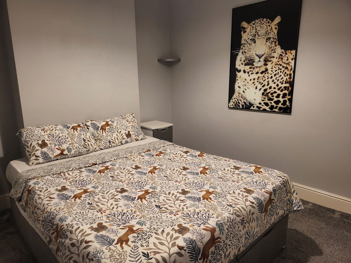 Room 3, Apartment - Sleeps 5 - Great Location - Parking, Stoke-on-Trent