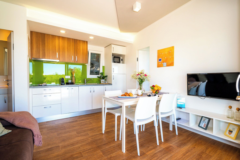 Others 4, Villa Almond, Nin