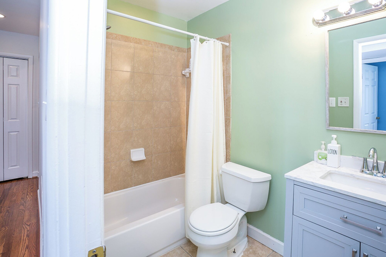 Bathroom 3, Comfy and Cozy - Min from National Mall, Arlington