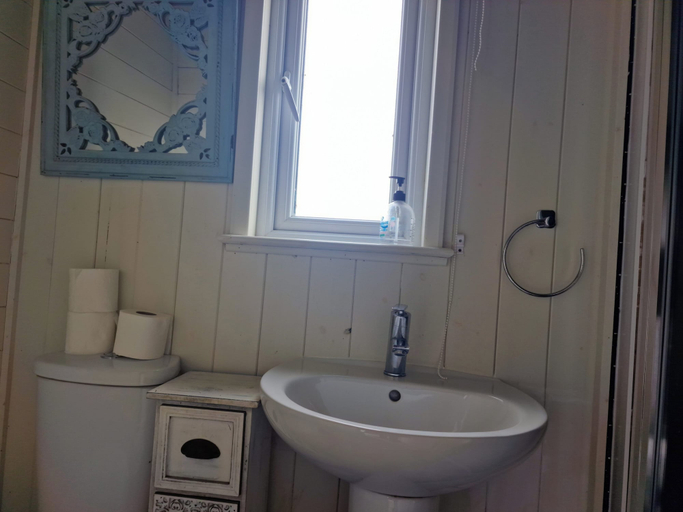 Bathroom 2, Glan yr Afon Un - Relax, Recuperate, Enjoy, Powys