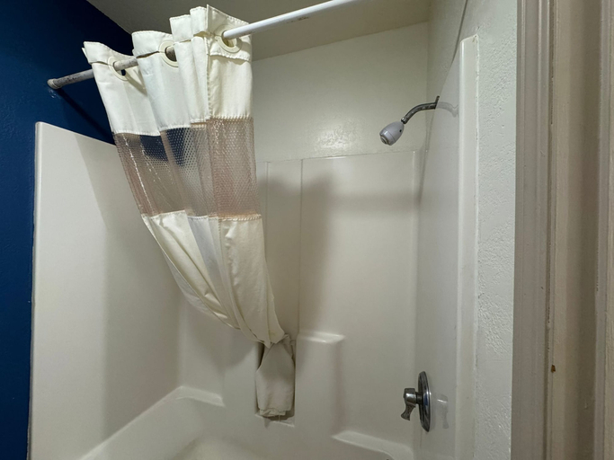 Bathroom 5, express inn, Geary