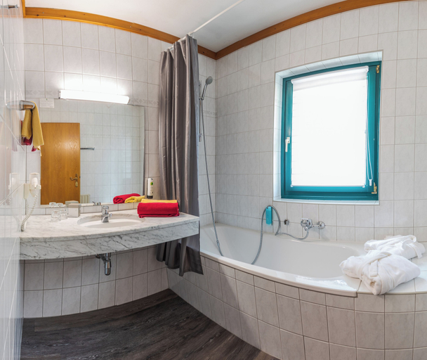 Bathroom 4, Boutique house happYellow, Zell am See