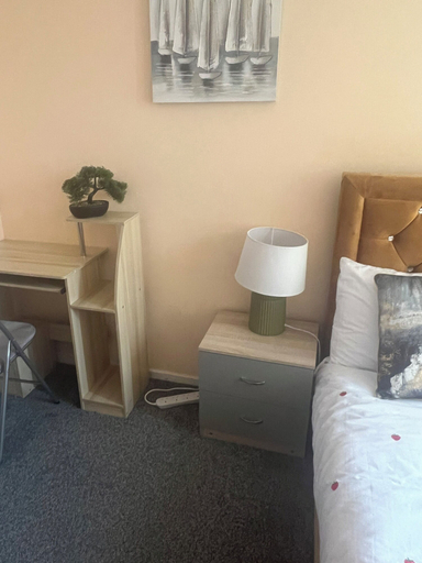 Room 3, Cozy Basildon Retreat With 3 Bedrooms Free Parking, Essex