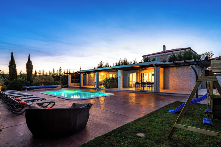 Others 5, Villa Almond, Nin