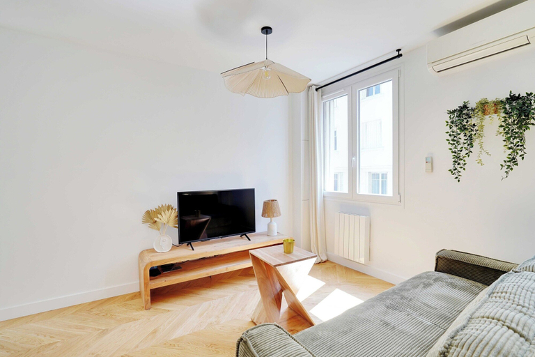 Living area 2, Elegant Flat - 1br/4p - Montreuil, Val-de-Marne
