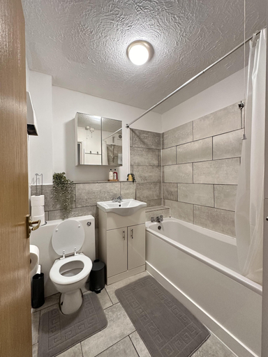 Bathroom, North London Cozy Apartment Retreat, London