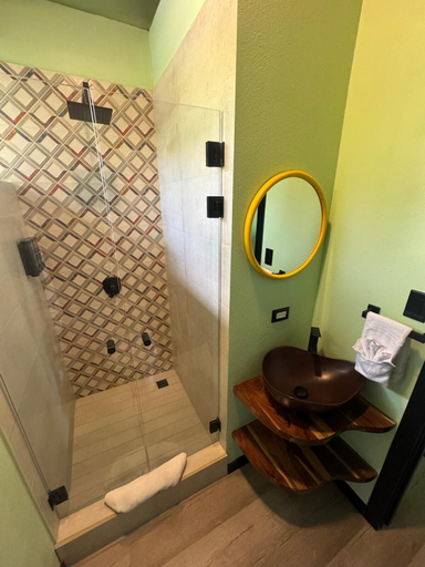 Bathroom 5, Parti Gras Hotel & Villas en Potrero, Santa Cruz