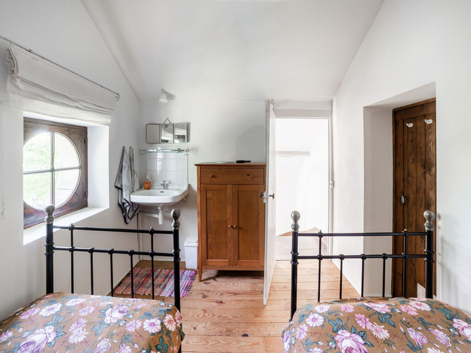 Room 5, Former Train Station With Private Heated Swimming Pool & Fantastic Garden, Vienne