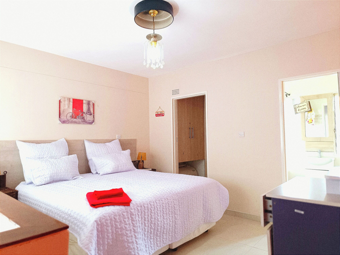 Room 2, Best Location/ Extra King Bed, Harare