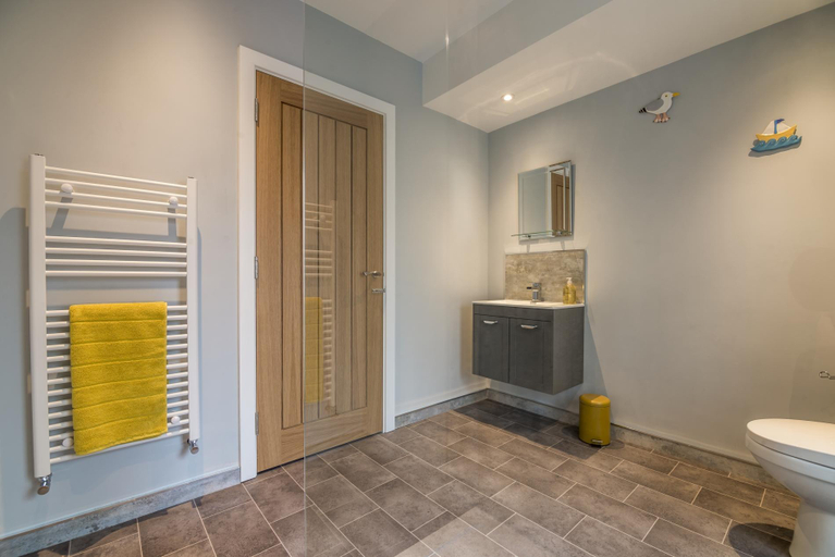 Bathroom 3, Tipyn O Haul - 1 Bed Apartment - Tenby, Pembrokeshire