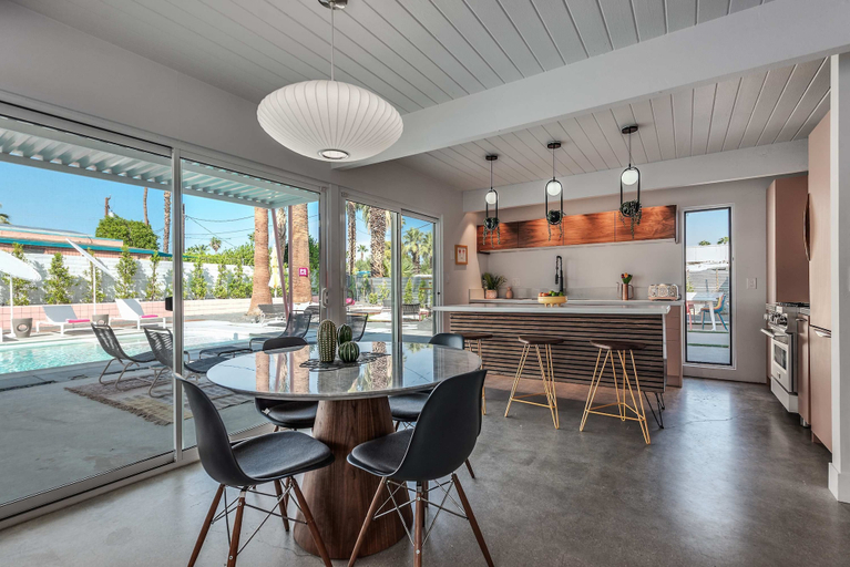 Room 3, Retro Chic Oasis Saltwater Pool Spa Mnt Views, Riverside