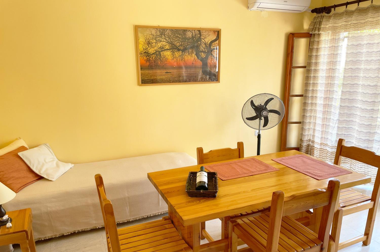 Food & Drinks 4, Spiros Apartments on Agios Gordios Beach Corfu Greece, Ionian Islands