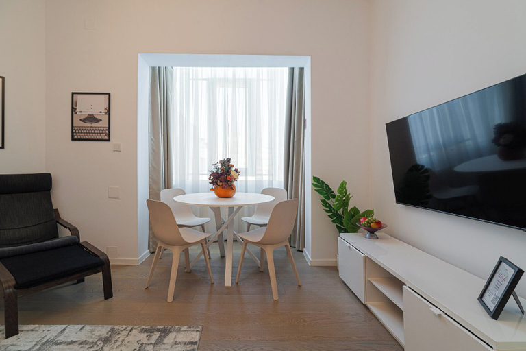 Others 4, Top-Floor Romanian Athenae 2BR Apartment, Quiet City Views, Municipiul Bucuresti
