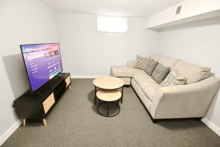 Room 3, 5 min Walk to Notre Dame Modern Home 517, Saint Joseph
