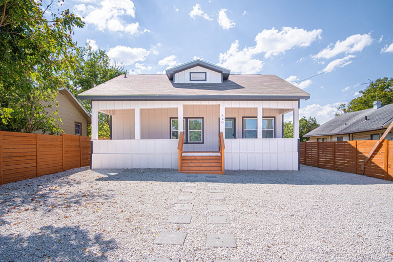 Room 1, Inviting 4BR 2BA Near Downtown Riverwalk, Bexar