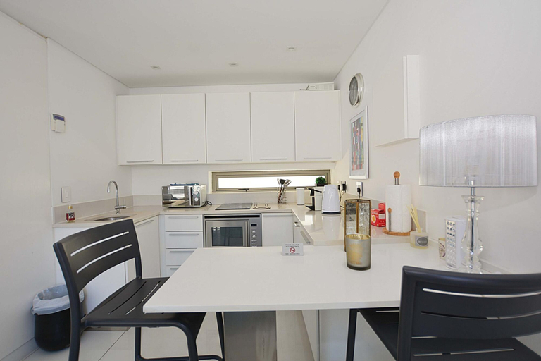 Room 4, Villa Bleu Blanc in Camps Bay With Pool and Views, City of Cape Town