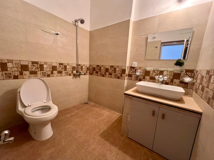 Bathroom 4, Belle Vue, Rawalpindi