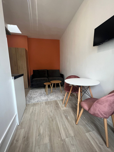 Others 4, Studio Buttes-Chaumont - Hautpoul - III, Paris