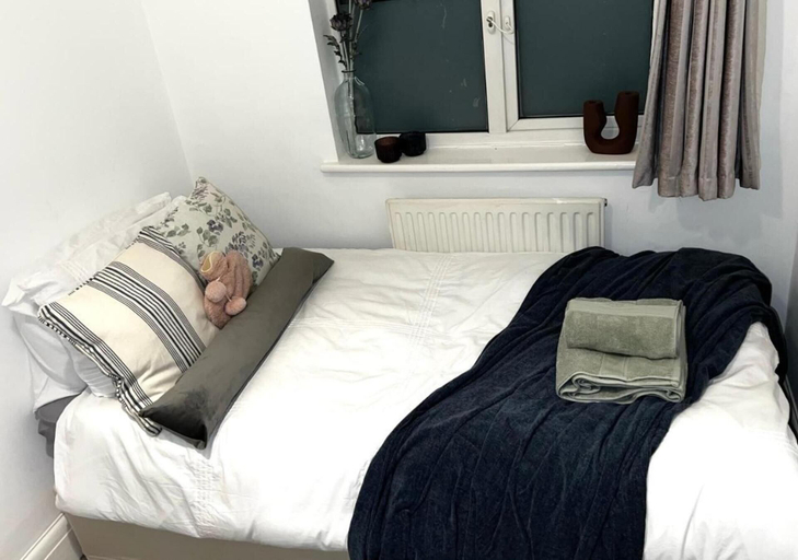 Room 5, Apartment-sleeps4-parking-balcony, London