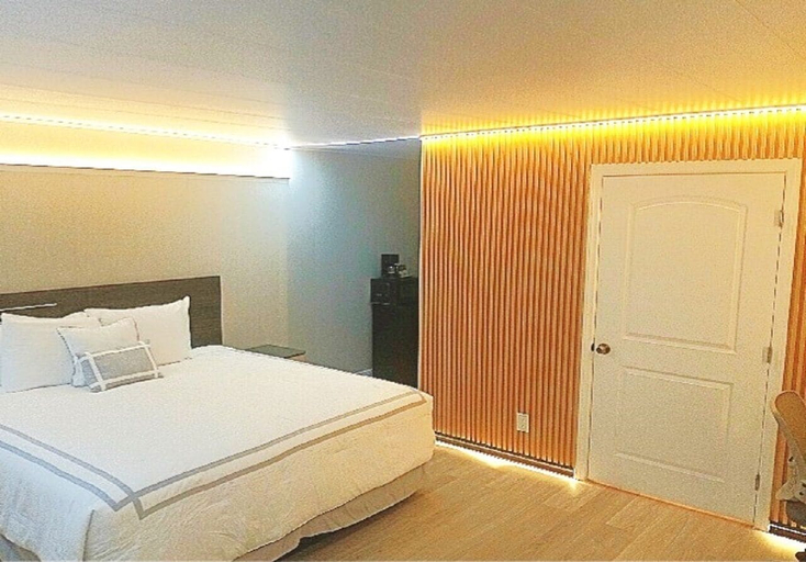 Bedroom 3, Mountain View Motel, Inyo