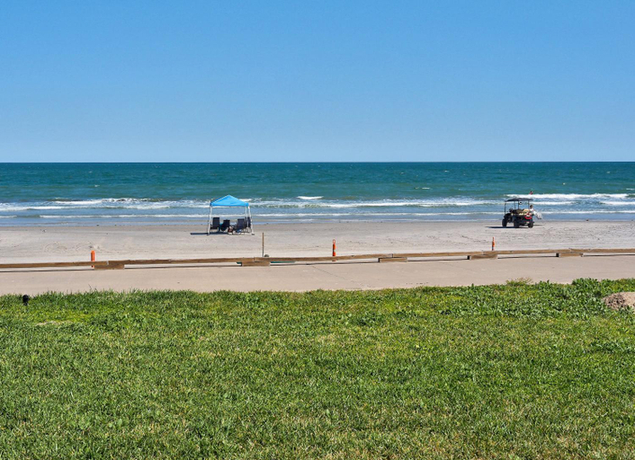 Others 5, On the Beach Beachfront Condo Direct View & Access to Beach Heated Pool Island House Condominiums Un, Kleberg
