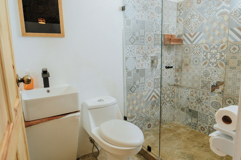 Bathroom 3, Bonding Coffee Roaster Café & Hotel, Aguirre