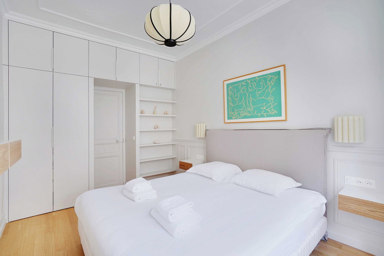 Room 4, Modern Apartment Champs-ElysACes - Saint HonorAC, Paris