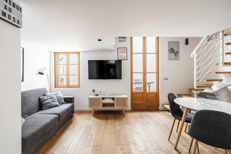 Living area 4, Magnificent Duplex - rue Meynadier Cannes Center - 1br/4p, Alpes-Maritimes