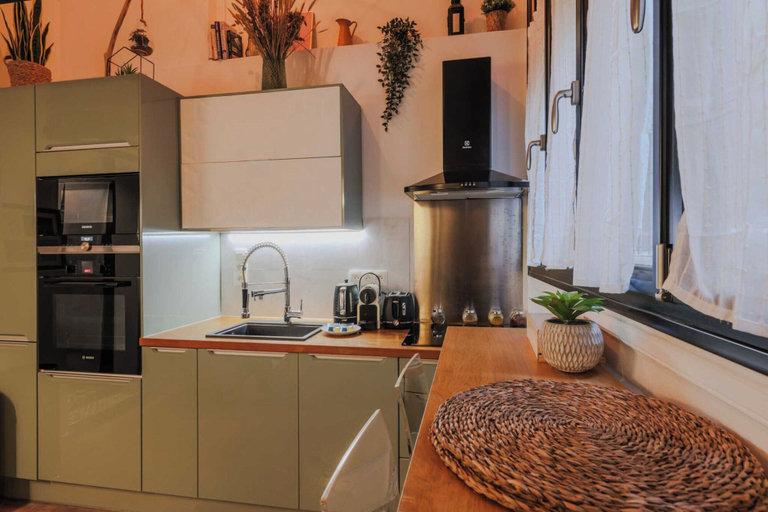 Private kitchen 5, Comfortable Duplex in the Heart of Paris!, Paris