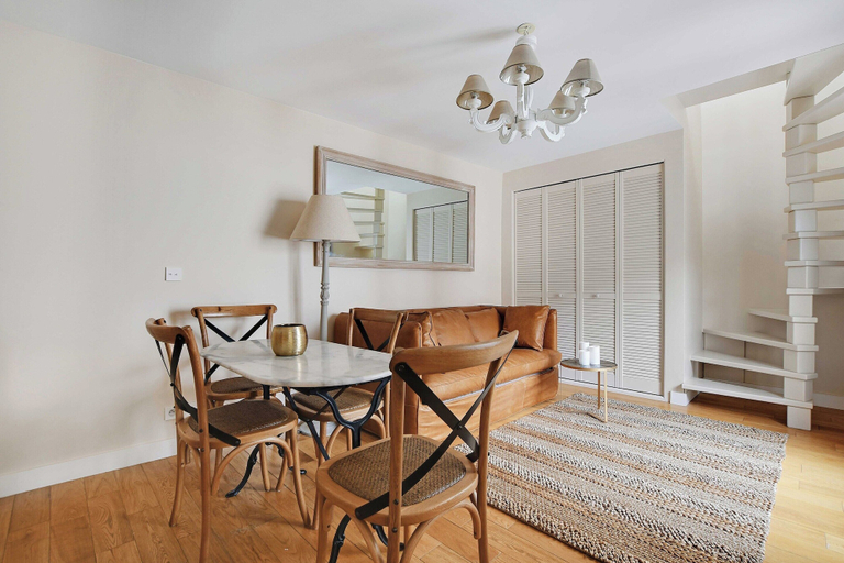 Dining 4, Amazing Duplex - 1br/4p - Musee du Louvre, Paris