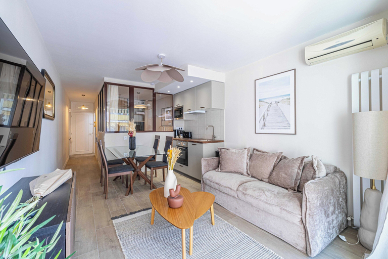 Living area, Sunny Getaway With Balcony and A/C in Antibes, Alpes-Maritimes