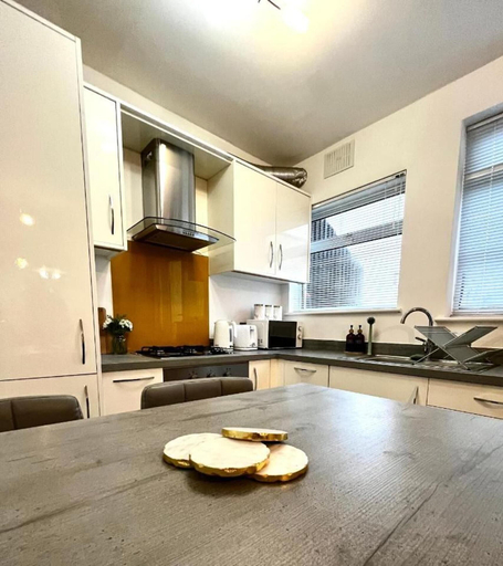 Private kitchen 2, Apartment-sleeps4-parking-balcony, London
