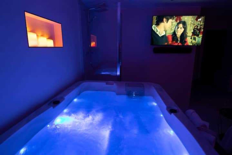 Others 5, Intimate Flat w A C & Jacuzzi - 2BR 6P Montmartre, Paris