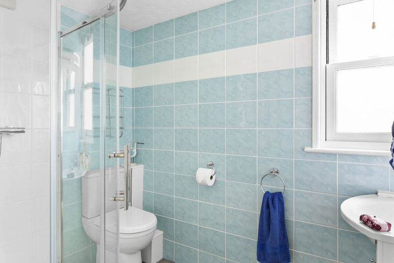 Bathroom 4, Pippin Cottage in Salcombe, Devon
