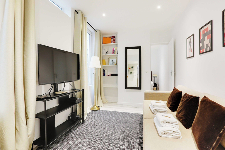 Living area 3, Cosy Apartment - 1br/4p - Musee du Louvre, Paris