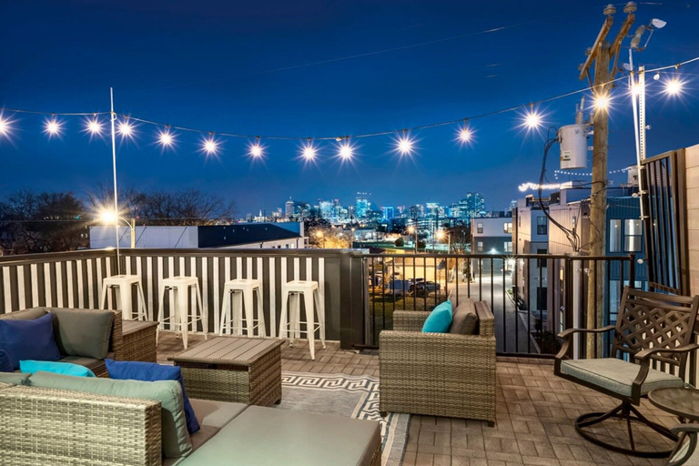 Room 4, Luxury Townhome With Rooftop Deck Skyline Views, Davidson