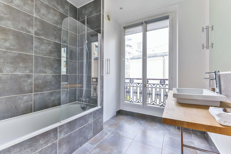 Bathroom 4, 2bdr / 4P Apartment Montmartre/moulin Rouge, Paris