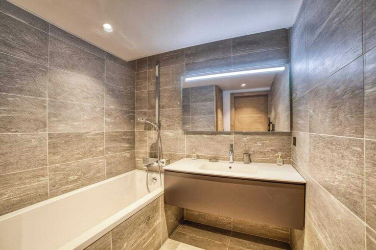 Bathroom 5, Luxurious 4-room Apartment With Swimming Pool, Gym, spa and Parking, Haute-Savoie