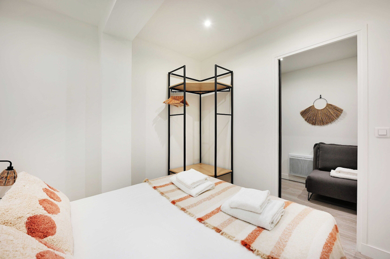 Bedroom 3, Charming apartment - 1BR/5P - Opéra Garnier, Paris