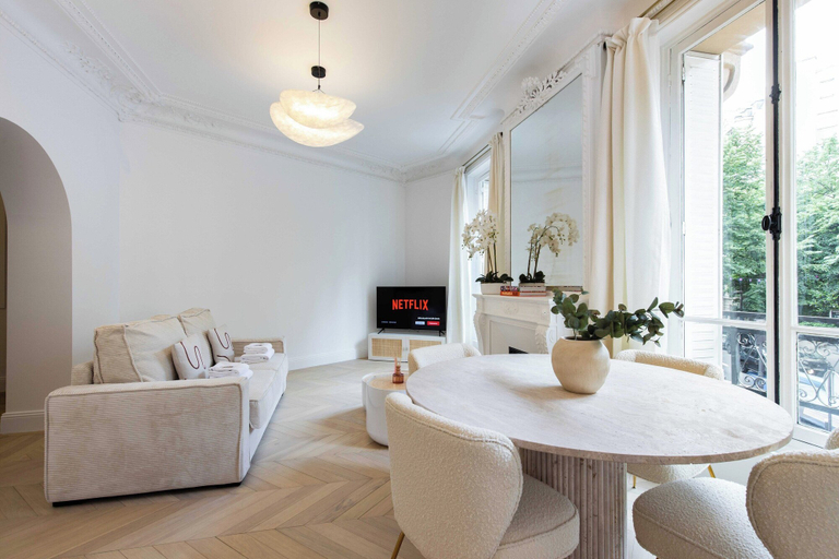 Dining 4, Charming Flat - 2bd/6p - Passy / Eiffel Tower, Paris
