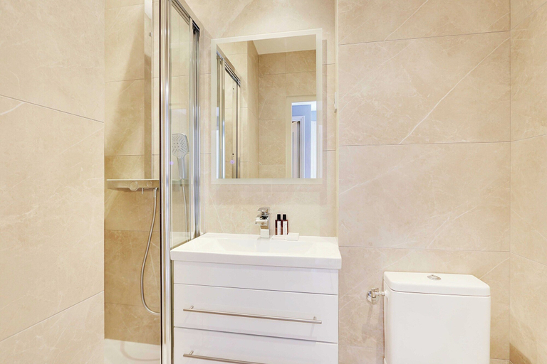 Bathroom 3, Modern apartment with balcony - 2BR/6P, Paris